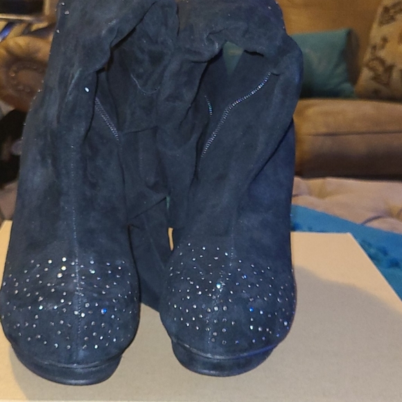 Boots - Picture 2 of 8